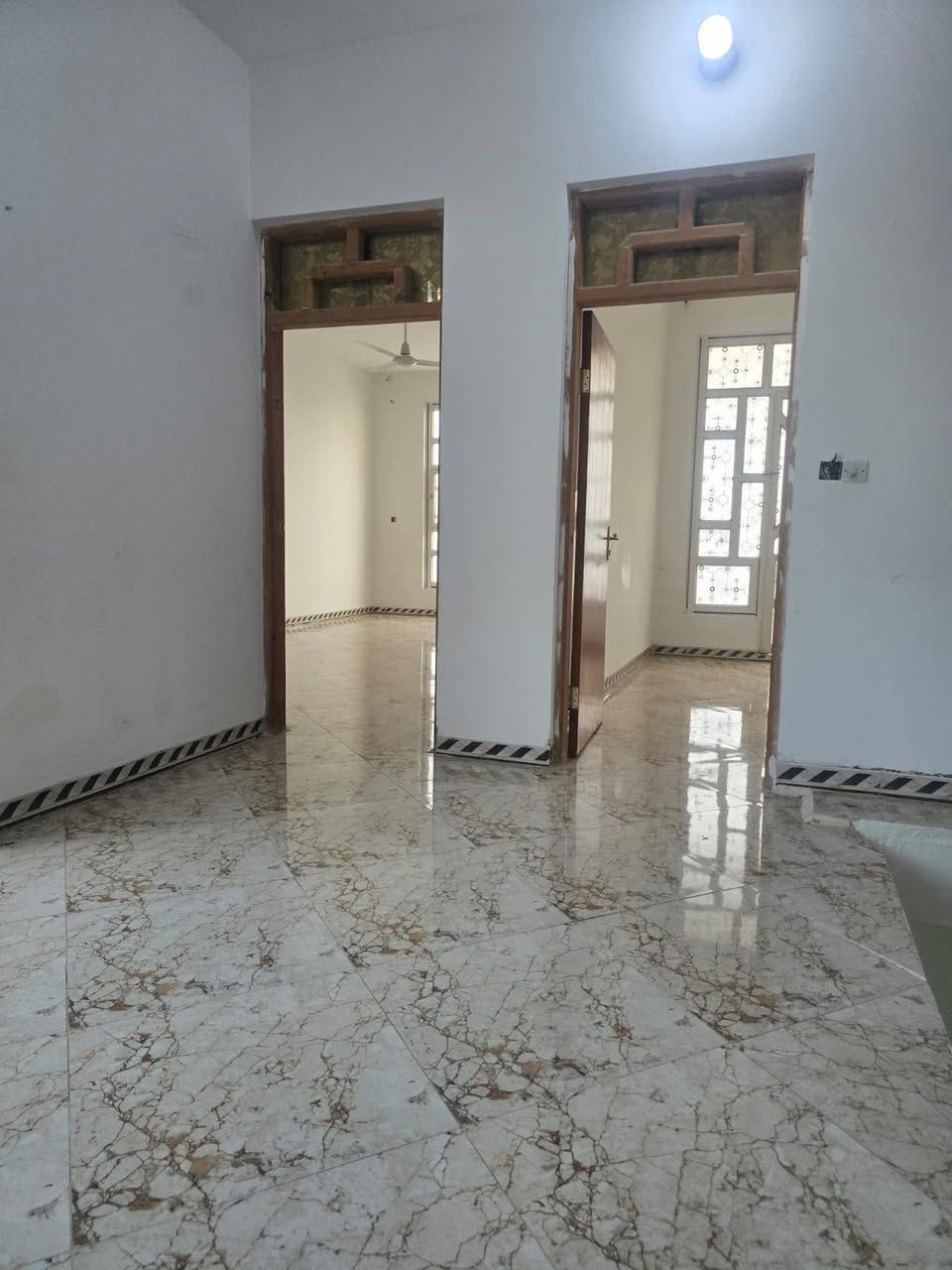 السلام عليكم 

دار للبيع 
حي الزهور
قاطين
المساحه 105 م 
تفاصيل المشتمل 
الارضي يحتوي ع 
صاله +استقبال + مطبخ 
القاط الاول يحتوي ع غرفتين نوم+وترك 

للاستفسار الاتصال ع الرقم 
  ***********
