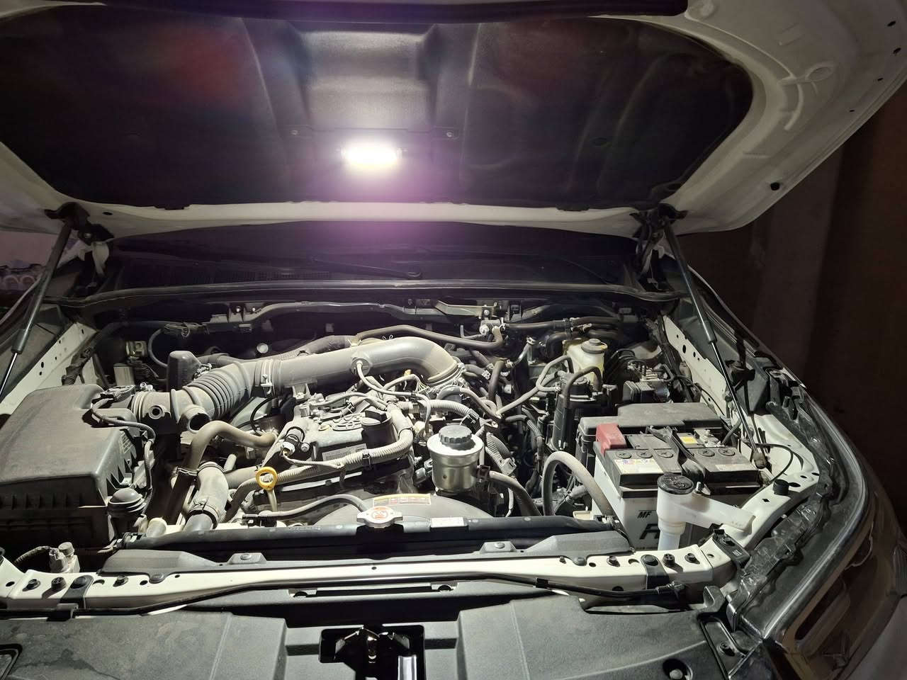 � للبيع Toyota Hilux موديل 2025
السعر  355 وبيها مجال
وكالة ساز من الشركه مباشر بعدهه بلضمان 
 الزيرو 
▪️ النوع: تويوتا هايلوكس
▪️ الموديل: 2025
      بسمي تحويل مباشر 
▪️ اللون: أبيض
▪️الكير : أوتوماتيك
▪️: دبل (4×4)
المواصفات:
✔️ إنارة LED أمامية
✔️ شاشة معلومات
✔️ كاميرا خلفية
✔️ تحكم بالستيرن
✔️ مري شفط 
كشنات تبريد 
حساسات خلفيه 
شحن لاسلكي 
رادار نقطه عمياء 
ضغط اطارات 
مانع انزلاق 
مواصفات 1/1 
الحالة:
سياره زيرو
***********
عنواني ديالى
