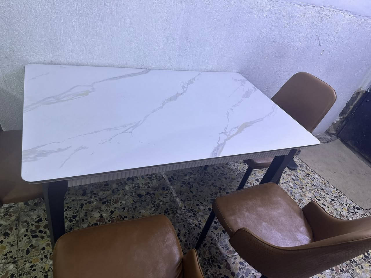 سلام وعليكم مجموعه غراض منزليه كنتور صاج نضيف اربع بيبان مثل ما واضح بصوره و٣ جرابي وحده حديد وثنين تركي وميز طعام زجاج يشمل اربع كراسي نضيفات كل اسعارهن بل خاص متواجد فيس وواتساب وهاذ رقمي ***********
