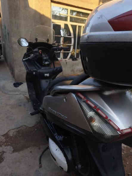 سلفر 600 بقلاوة شغاله كلجات دبلات اماميه خلفية مكفولة محرك وكهربائيات مكفولة لاتنقيص ولاتبخير رايدها بواحد و300 قفل نقصها باتري فقط ماشية 85 مابيه اوراق  شادلهة زنون بوحده سعره 85 ومروحه اضافيه يعني لو بنار جهنم ماتحمه جنطة خلفيه جبيره وحلوة اوفر شغال مكاني بغداد الكمالية رقمي ***********
*********** بغداد
