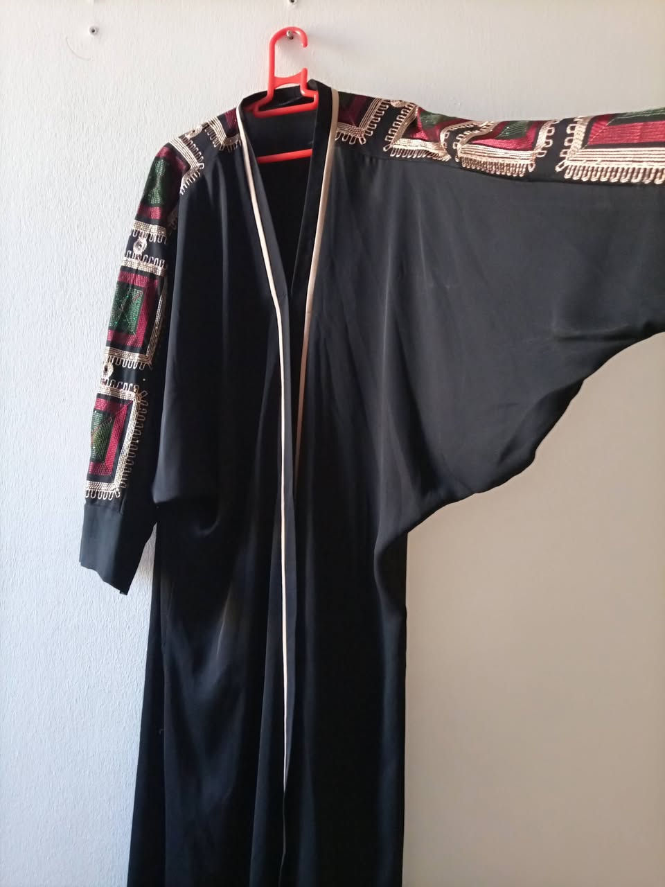 ملابس وعبايات وجنط وشحاطات اسعار مناسبه التواصل ***********

