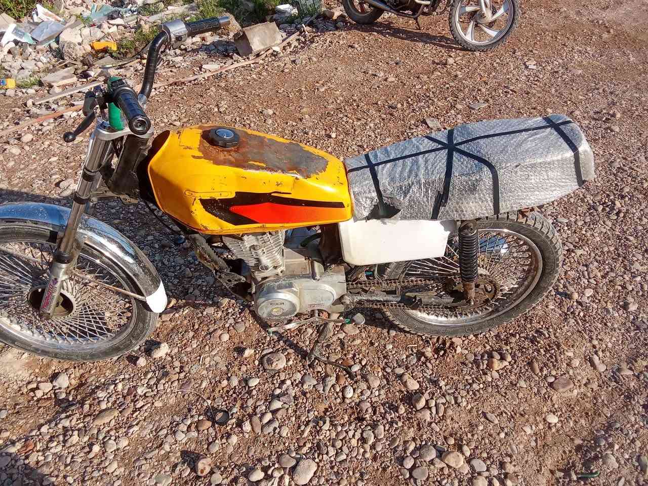 دراجه للبيع النوع تايجر 2018 دراجه قفل 175 دراجه ما ناقصها فد بريك وكابريته دراجه شلعه كبسه نظيفه وياها طياريه مال تعليق طياريه بس اني فالهه دراجه قفل قفل من الاخير 175 ربع ما ينزل واللي يحب يتواصل وياي على هذا الخط ***********
