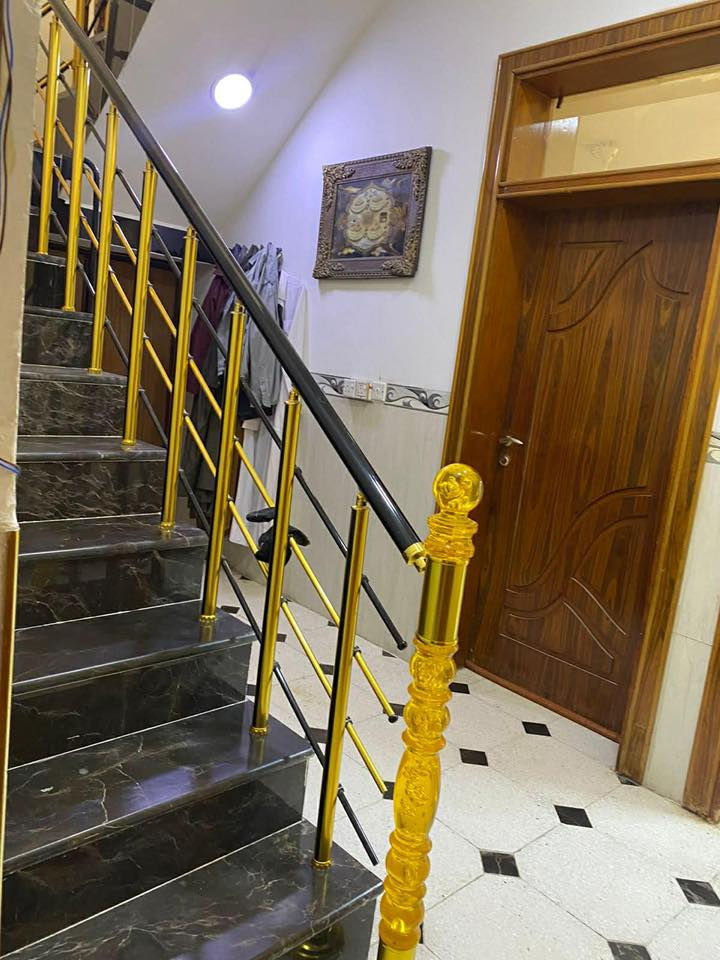 السلام عليكم
دار للبيع في حي المهندسين زراعي ٢٥
المساحة ١٥٠ متر
واجهة ٧ نزال ٢١
يحتوي على استقبال ومطبخ وهول معزول عن الدرج
وغرفة نوم ٤في ٥
 وصحيات داخلية وخارجية
وترك عدد ٢ 
البيت ع الشارع الرئيسي 
مقابيل مجمع القادسية 
للأستفسار المراسلة على الخاص
او على الرقم ***********
