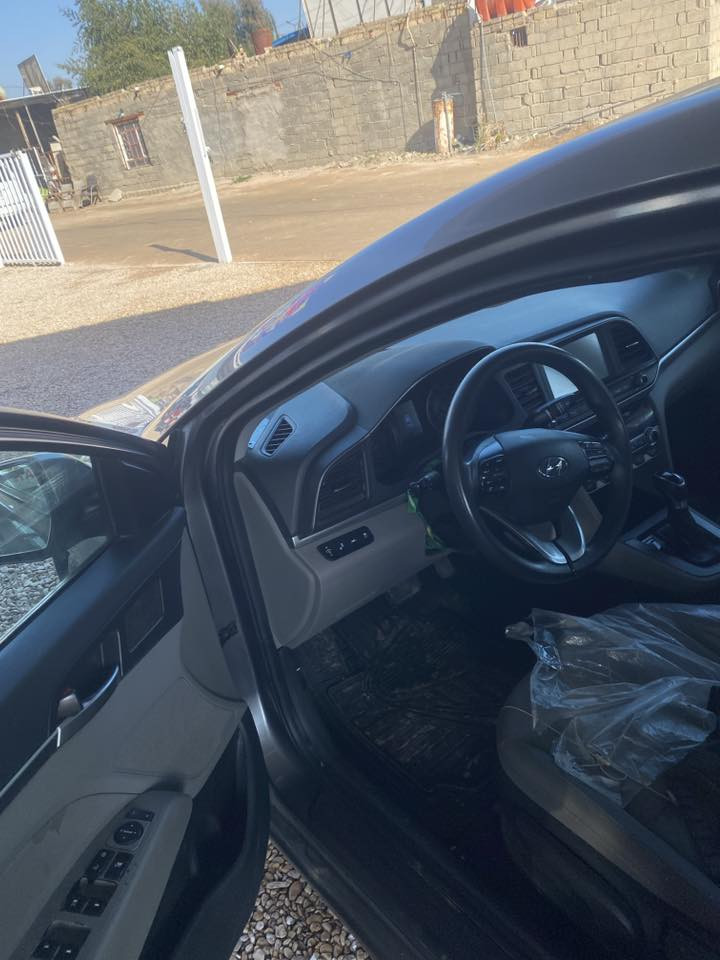 سلام عليكم انترا ٢٠ سياره حلوه ما بيه نقص برغي محركً ما مفتوح ما شيه ثمانيه وتسعين سياره بيه ٣قطع جاملغ وبيبان ثنين حداديه فول تبريد شغال سعر ١٢٥وبيه مجال للشراي رقم *********** .
