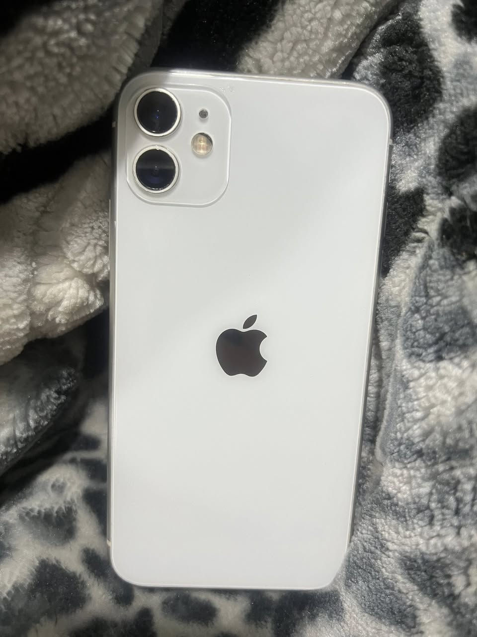 ايفون 11للبيع ذاكره 64 نظيف حيل ما مفتوح بطاريه 93 تك سيمكارت بيه فطر بل لمس اصغير سعره 200بينو مجال ***********
