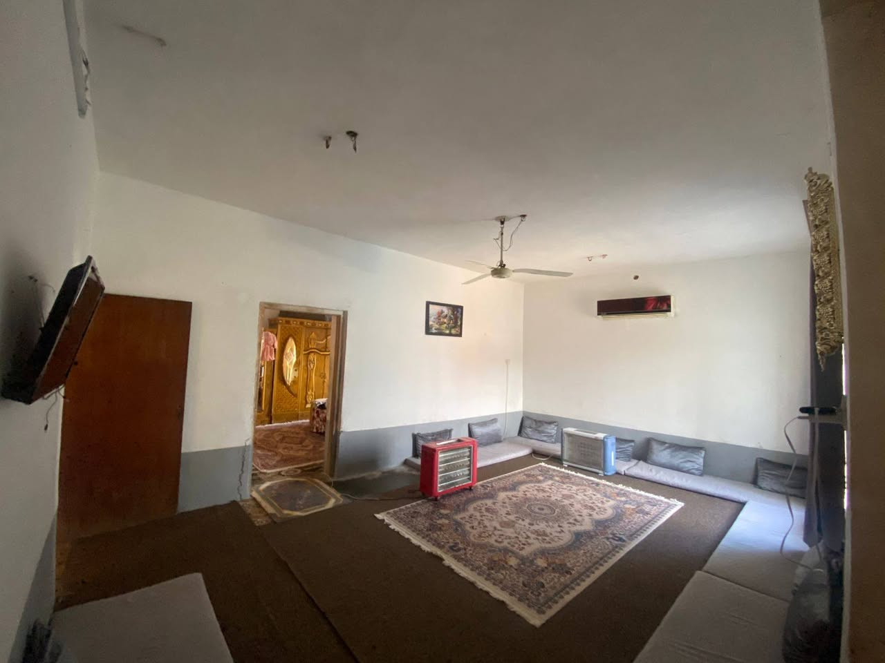 السلام عليكم .
مكلف بالنشر بيت للبيع في الخفاجيه .
المساحه 450 متر .

كهرباء وماء وتبليط ع الباب .
الاتصال ع الرقم 
***********
