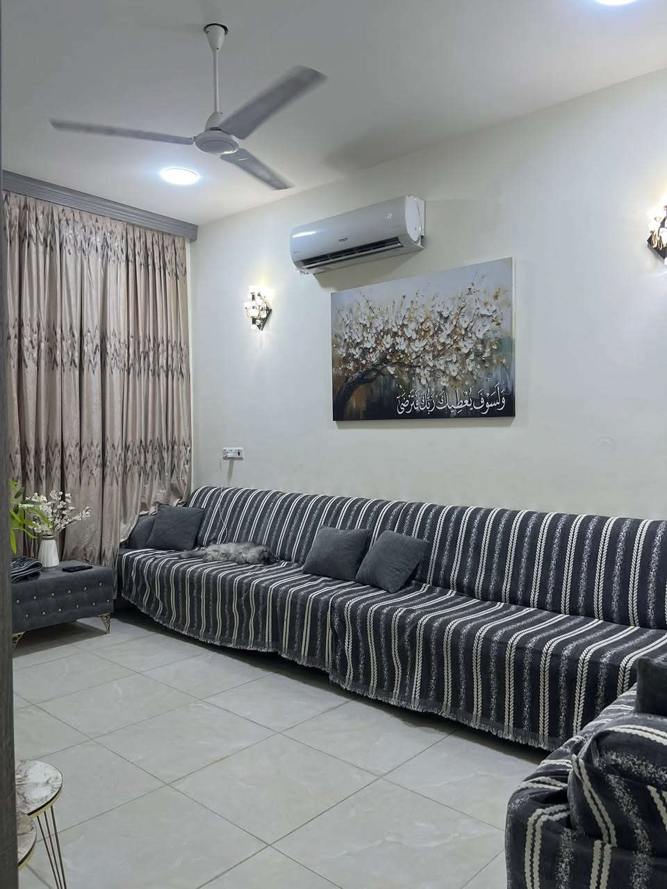 بيت جديد للبيع
المساحة ١٠٠م الواجهة ٥ نزال ٢٠ مدخلين
البيت بناء درجة اولى و جديد
يحتوي على ٤ غرف نوم غرفتين سويت
مطبخ كبير حار وبارد وحمامين ومخزن كبير
العنوان ضباط حي سومر موقع ممتاز 
السعر ٣٥٠ وبيه مجال 
للاستفسار ***********
