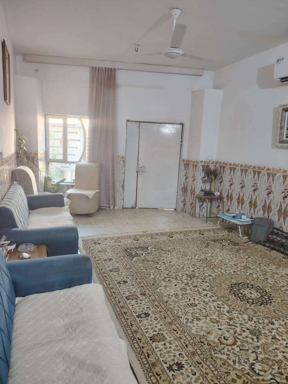 بيت للبيع مع الاثاث  في المشتل قرب كراج بعقوبه  مساحه 70متر يحتوي على  طابقين الاول يحتوي على استقبال وصاله ومطبخ وصحيات والطابق الثاني يحتوي غرفتين نوم وبالكون وصحيات والطابق الثالث  غرفه سندويج وصحيات وسطح  للتواصل على هذا الرقم متواجد فقط واتساب***********
