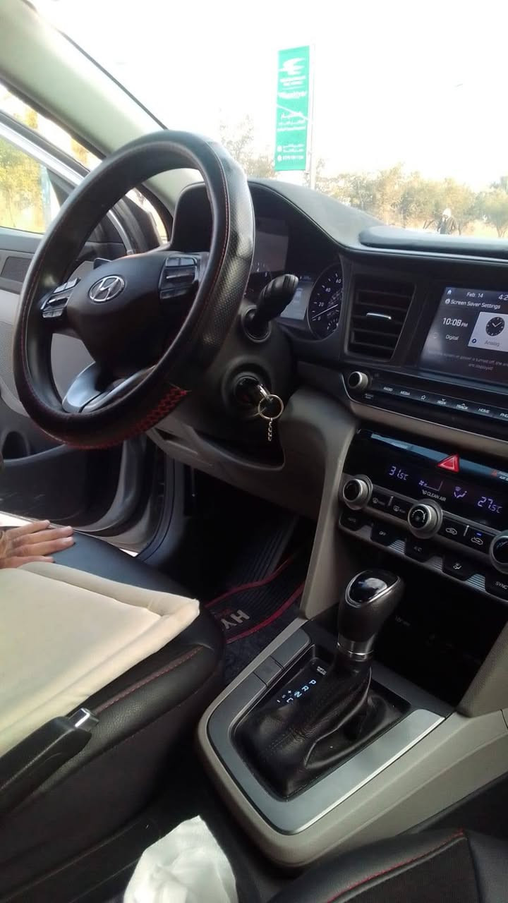 هيونداي إلنترا 2020 se  وارد امريكي 
كير AT
محرك دوش 2,0 4 سلندر 
مواصفات
 شاشه لمس تدعم ابل كار بلي و اندرويد اوتو 
تحكم ستيرن جهتين 
اوامر صوتية 
كير اوتو و عادي 6 سرعات 
تبريد مناخي منفصل قطعتين 
تحكمات كشن 
بريك تلقائي 
هيتر امامي وخلفي للجام 
كامرة خلفية  
وبعد مواصفات
السياره  لا بيها تبريد ولا صبغ  بس تعديل بارد   السيارة ماشية 86 الف ميل قابل للزيادة 
للاستفسار الاتصال على ***********
