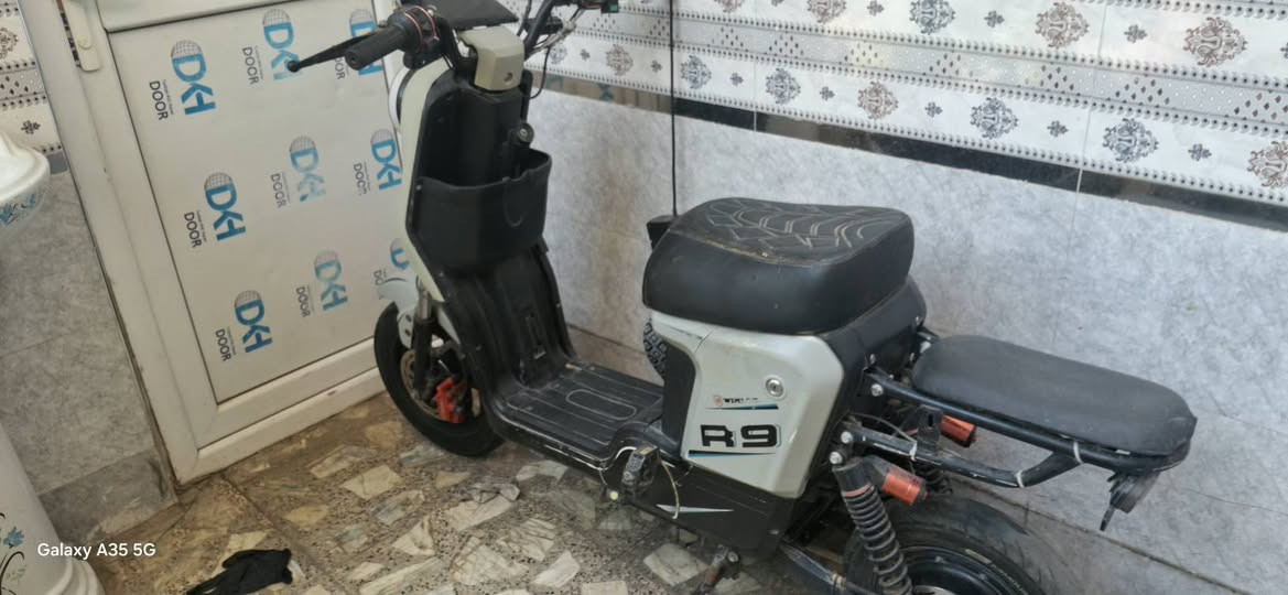 سلام عليكم  من رخصت الادمن
للبيع دراجه شحن R9بطاريات 5حجم كبير. 
نص عمر السعر 250وبيه مجال  التواصل ***********
