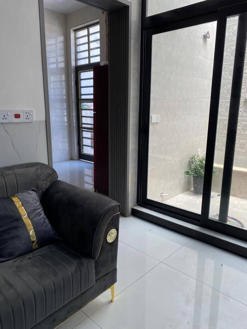 🏡 *دار للبيع - حي القضاة خلف مول حمورابي*

*التفاصيل العامة:*
- *المساحة:* 150 متر
- *السند:* 25 - زراعي
- *الموقع:* حي القضاة خلف مول حمرابي
- 

*تقسيم الطابقين:*

*الطابق الأول:*
- غرفة + مطبخ + استقبال + هول
- صحيات داخلية + خارجية
- طرمة

*الطابق الثاني:*
- غرفة + بيتونة
- سطحين

📞 *للاستفسار:* ***********
