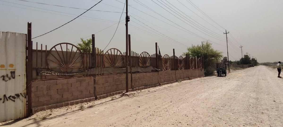 سلام عليكم دونم لبيع واجهة 26نزال10يحتوي على ثلاث بيوت الأول مساحة 160 متر يحتوي على 2غرف نوم صاله مطبخ استقبال صحيات ألبيت الثاني مساحه 240متر يحتوي على 2غرف نوم صاله مطبخ استقبال صحيات ألبيت الثالث هيكل واصل لسكف الدونم يحتوي على بوري ماء ومجاري ومزروع أشجار الماكن بغداد حي البتول زراعي السدى مال شطيط للتواصل على الرقم *********** سيد باقر الرقم الثاني *********** سيد موسى
