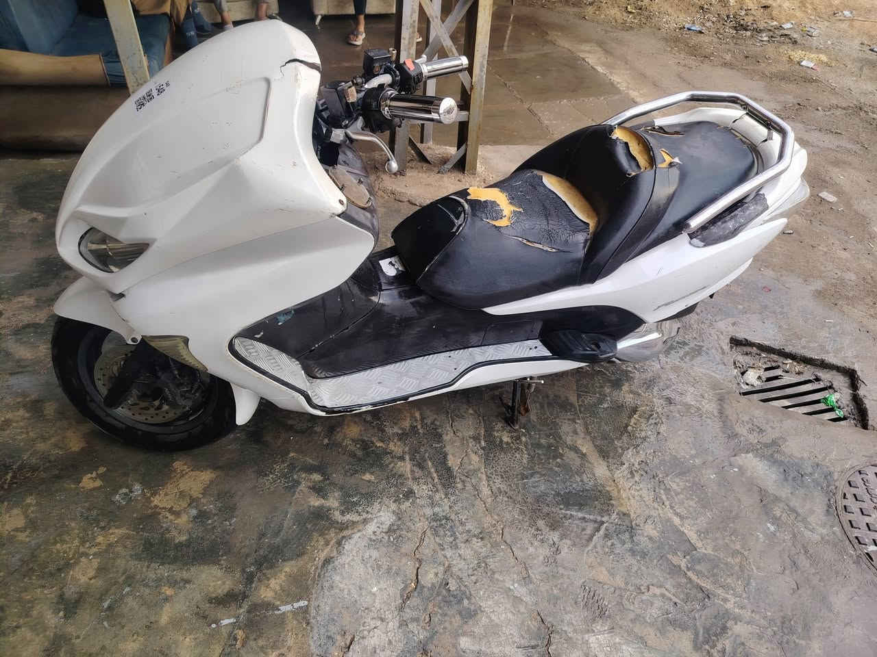 السلام عليكم فورزة 08 كاملة مابيهة اينقص نكرة سلف كل كهربائيات شغال شلعة ومعدل المكان بغداد البلديات الرقم *********** السعر ٦٥٠ بيهة مجال
