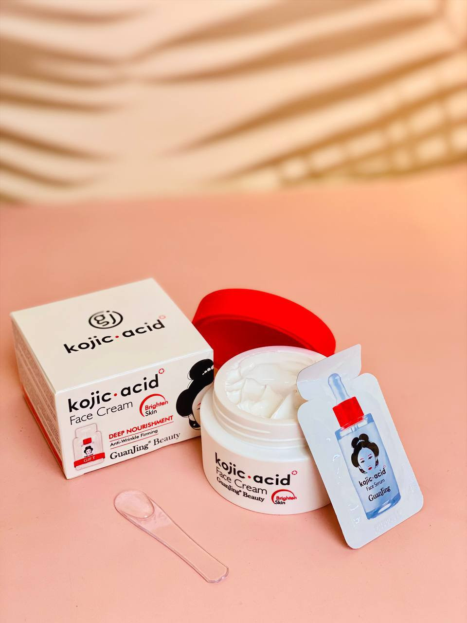 كريم تفتيح الوجه كوجي سان 50 جرام
كريم مخصص لتفتيح وتوحيد لون البشرة بفضل احتوائه على حمض الكوجيك، الذي يساعد في تقليل التصبغات والبقع الداكنة. يعمل هذا الكريم على تحسين مظهر البشرة وجعلها أكثر نعومة وإشراقًا. كما يساعد في تقليل آثار النمش والبقع الناتجة عن الشمس وحب الشباب. بفضل تركيبته الخفيفة، يمتص الكريم بسهولة دون أن يترك طبقة دهنية على البشرة.
✨ يحتوي على حمض الكوجيك الذي يساعد في تفتيح البشرة وتوحيد لونها.
✨ يرطب البشرة بعمق ويتركها ناعمة ومشرقة.
✨ يقلل من البقع الداكنة وآثار حب الشباب.
✨ مناسب لجميع أنواع البشرة


**إذا كنت صاحب هذا الإعلان وتريد حذفه لأي سبب، رجاءا أرسل رسالة إلى الدعم الفني**