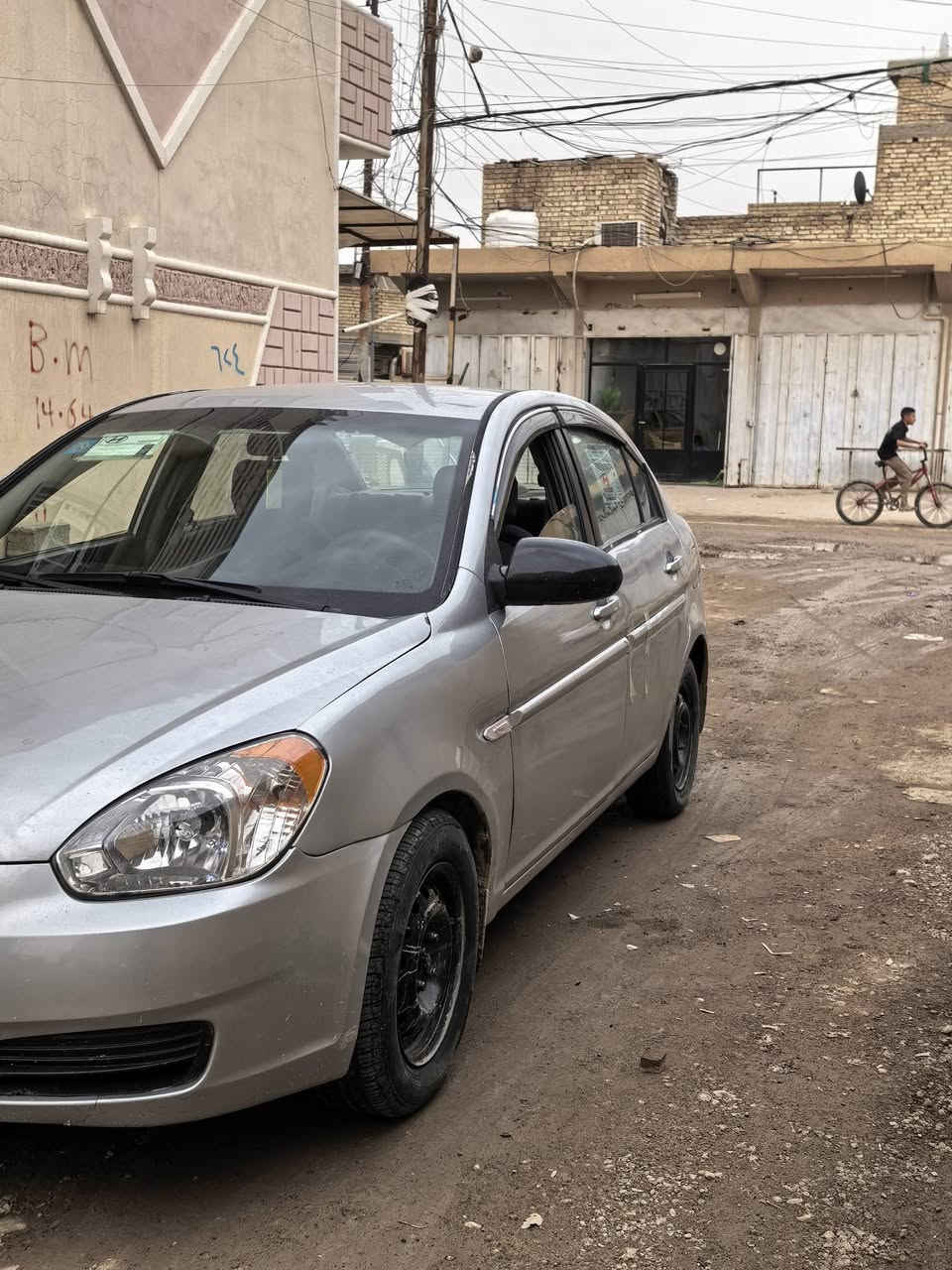 السلام عليكم
اكسنت موديل ٢٠٠٧ للبيع سياره رقم بغداد انكليزي بأسمي شرط التحويل 
السياره كير ومحرك مكفولات محركها 1600 وارد امريكي ضربتها جاملغ امامي يمين وبيها ضربه بالعراق جاملغ خلفي يسار 
السياره مصبوغه كلها 
تبريد شغال سياره كلها كامله مابيها اي نقص
سعرها ٧٠ وبيها مجال بسيط جدا الله شاهد مكلفتني اكثر وصارف عليها هواي حتى تايراتها جديده 
التواصل رقمي *********** مكانها بغداد منطقه ركيه وفاضل...  حسين الشريفي
