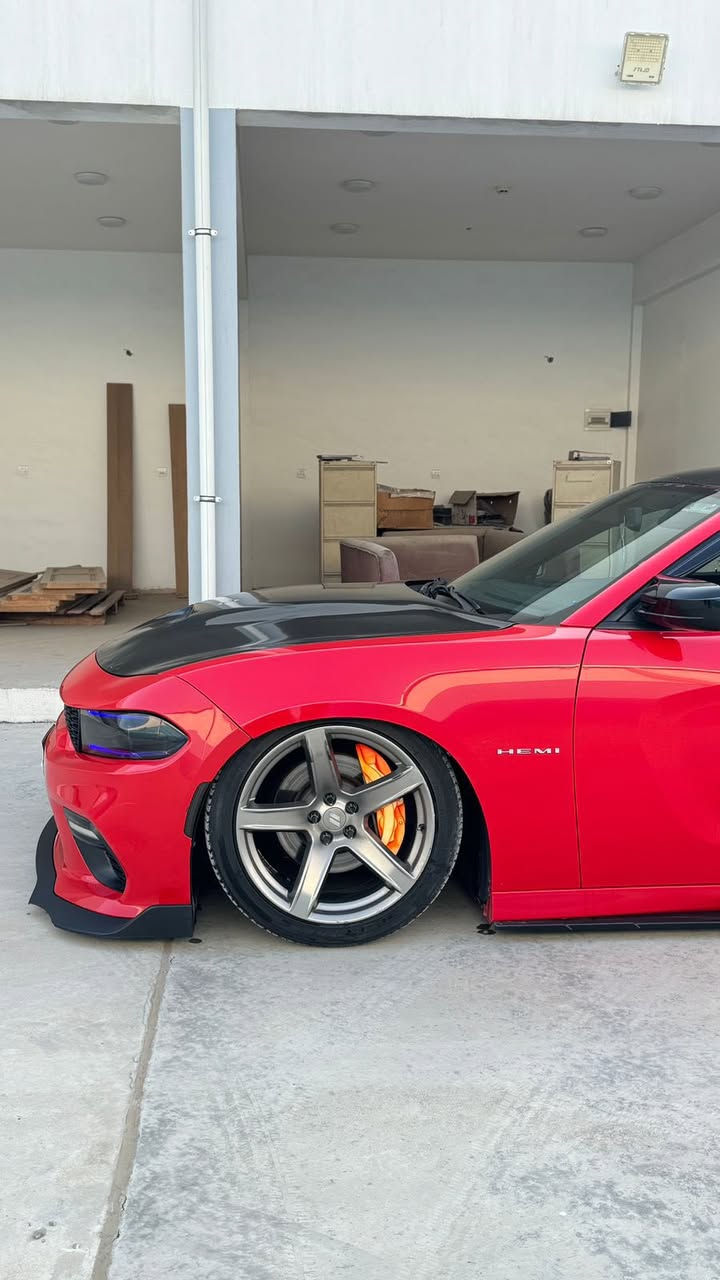 بسم الله
جارجر 2020  super track pack RT
رقم بغداد مشروع وطني
 تحويل ثاني يوم 
ماشيه 30 الف ميل 
بغداد /البلديات 
حادثها دعاميه فقط وبيها بارد بالبنيد قليل كلش وملاحضات بسيطه 
مواصفاتها 
شاشة جبيرة 
شفتات ستيرن 
كشن السايق كهرباء 
حساسات خلفية 
شاشة كار بلي 
وبقية مواصفات RT المعروفة 
 السياره ستوك بس عليها اضافات بسيطه 
تفريغ بالكامل وملحقاته 
بوابوات يم علي الوادي اصلي 
دبات سود 
جكات S3 اخر اصدار 
زنون عدسه اصلي
اوريكال (لد متغير ) خارج السياره وداخل 
تغليف قماره وصندوك اسود 
لحايه +سبايدرات مع اضافات بسيطه متسوه تنذكر 

الي تفيده يتصل ع ***********
(((غير متواجد على النت اتصال فقط )))
