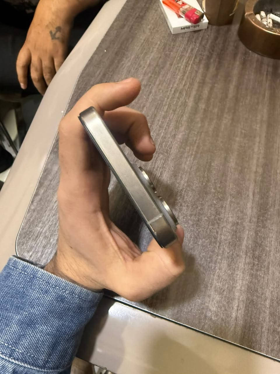 سلام عليكم ايفوان ١٥ برو ماكس مبدل شاشة وضهر مفطور سعره ٦٥٠ وبي مجال ***********
