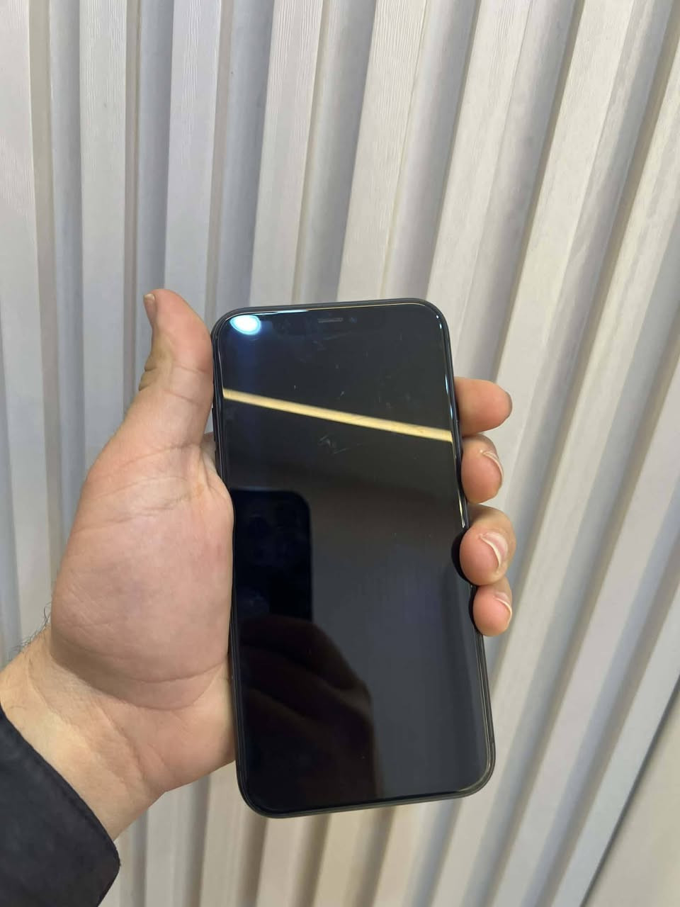 ايفون ١١ عادي 
ذاكره ٦٤
بطاريه ٧٣ بلادي
ضد الماي شرط كلز بلادي 
السعر ٢٠٠ للاستفسار***********
