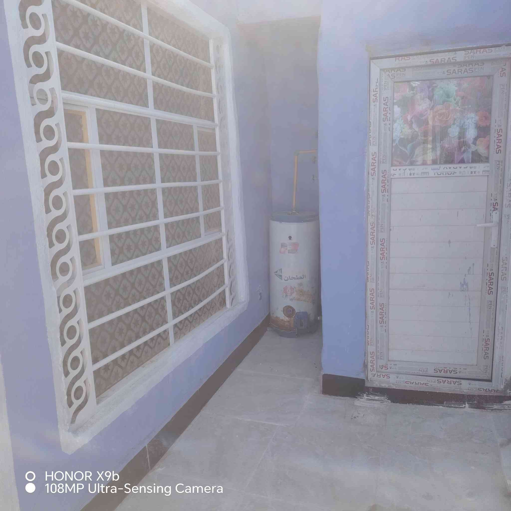 سلام عليكم  بيت مرقم بالديه 100متر غرفه وصاله ومطبخ وستقبال البيت بنيان جديد ماعايز كلشي سراميك اريضه بورنسلين بعد هواي بي  تفاصيل السعر 38 وبي مجال شارع المطار الجديد حي صدر الثالث ***********
