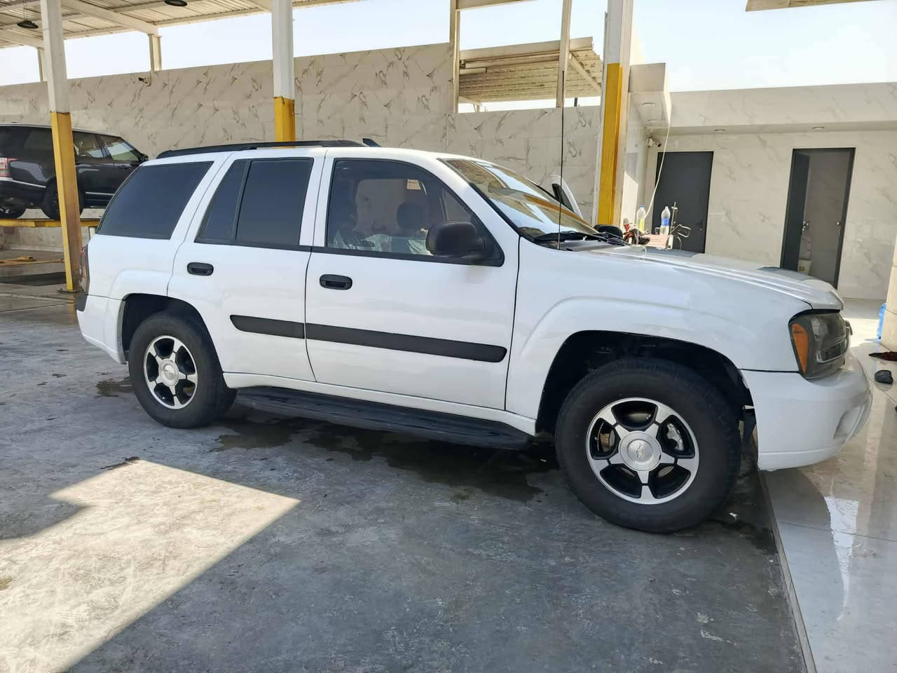 السلام عليكم بلايز مزاد وزارة الداخلية موديل 2005 جديدة بمعنى الكلمة مابيها برغي نقص كير ومكينة بالكارتون الداخل كلش جديد على وضع الشركة  شاشة كامرة سنتر لك ريمونت بلادي جاهزة من كل النواحي قفلها ب75 رقم تلفون ***********
