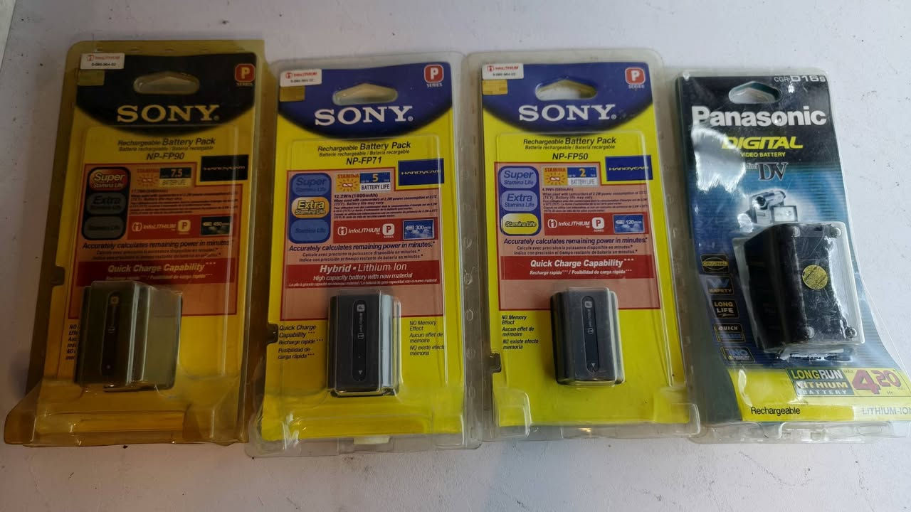 Sony camera batteries🔋
بطاريات كاميرا سوني 7 قطع 
3 قطع كاميرا قديمة أم الفلم و 4 قطع كاميرا sony سايبر شووت 
وقطعة وحدة بطارية كاميرا قديمة Panasonic 
الكل جديد غير مستخدم 
البيع شلع العدد الكلي 8 قطع 
السعر 35 ألف ✨ 
متوفر توصيل كافة أنحاء العراق


**إذا كنت صاحب هذا الإعلان وتريد حذفه لأي سبب، رجاءا أرسل رسالة إلى الدعم الفني**