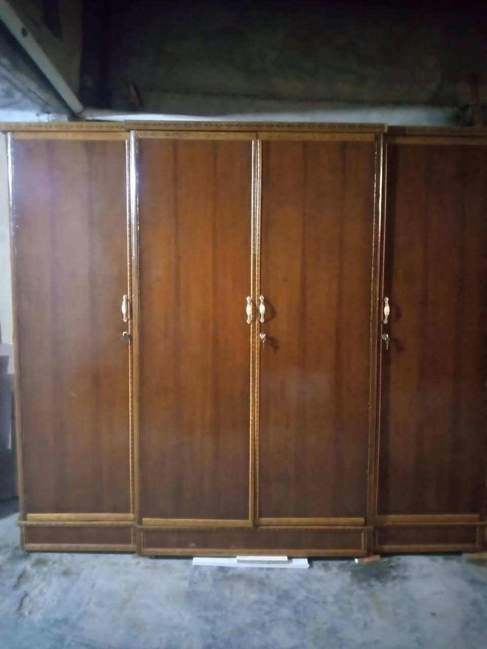 كنتور اربع أبواب نضافه شكل انته تقيم سعر ٢٠٠ مع شد ونقل لمعلومات ٦ الرفوف مع تعاليك  والضهر جرجوبه عنواني كربلاء حي عامل منطقه ثانيه رقمي ***********
