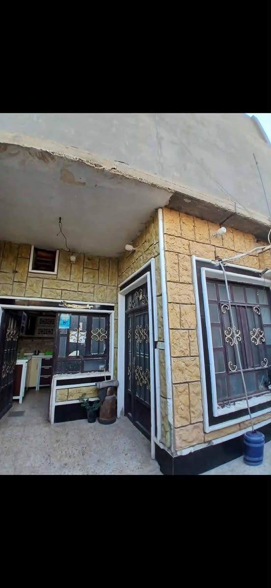 ياالله اللهم صل على محمد وعلى اله محمد 
دار للبيع مساحه 100طابو زراعي سند 25بيت طابقين يحتوي الطابق الارضي على غرفه النوم واستقبال وصاله ومطبخ ومنور وصحيات وطابق ثاني غرفتين العنوان طويريج شارع 40خلف حي الصناعي قرب المدرسه 
.. للاستفسار الاتصال ***********
يارحمٰن يارحيم
