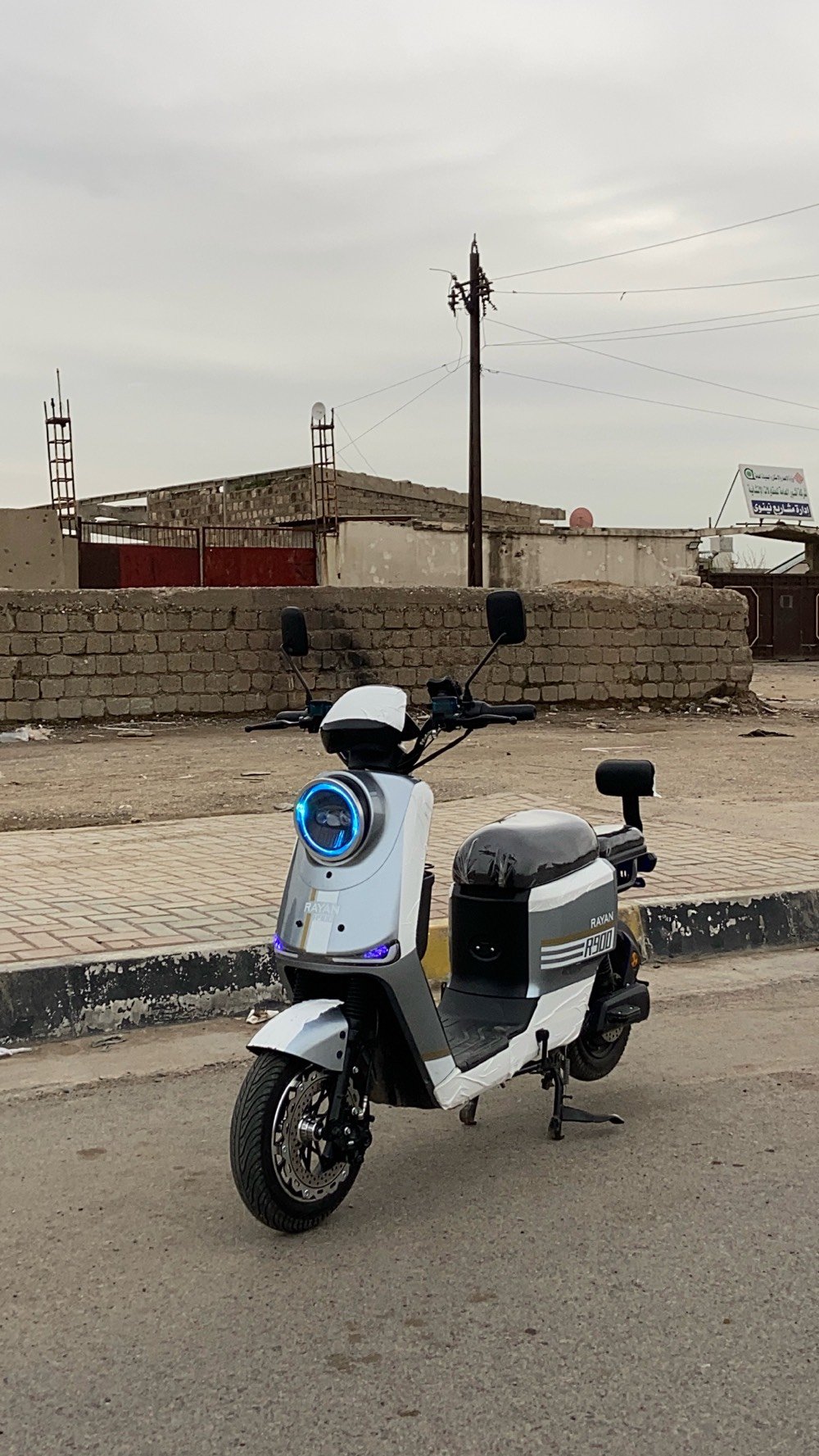 السلام عليكم ورحمة الله وبركاته 
دراجه Rayan R900 
مواصفات الدراجه 
1️⃣ 5 بطاريات ريان اصلية 26 أمبير سوبر ماكس كرافين 
2️⃣ ملف 1200واط حقيقي 
3️⃣ نظام P وكير 3 نمر ونظام R رجوع إلى الخلف  
4️⃣ نظام ABS مانع انزلاق 
5️⃣ بريكات دسكات دهن امامي خلفي 
6️⃣ لايت عالي ناصي ابيض زنون
7️⃣ سكن الون متغيره 
8️⃣ اشاير رباعي ويمين ويسار 
9️⃣ ويل كب امامي 
1️⃣0️⃣ مواصفات أخرى …..
1️⃣1️⃣ غراض أخرى تأتي مع الدراجة 1️⃣ خوذه اصليه نوعية ممتازه 2️⃣ شاحنه ريان اصليه مال دراجه 3️⃣ سله إماميه حديد 4️⃣ بايدارات 5️⃣ پم صغير ….
السعر ٦٢٥ الف دينار عراقي وقابل للتفاوض 
العنوان موصل الأيسر 
 
الرقم :-***********يتوفر الواتساب 