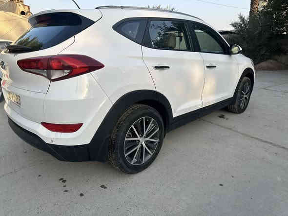 السلام عليكم 
توسان 2017 خليجي 
بنيد مبدل
ماشيه 220000
بغداد
السعر 16500$ وبيها مجال بسيط
***********
