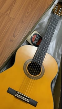 ياماها C40 • مستعمل ٣ أيام • مع ريشات واوتار