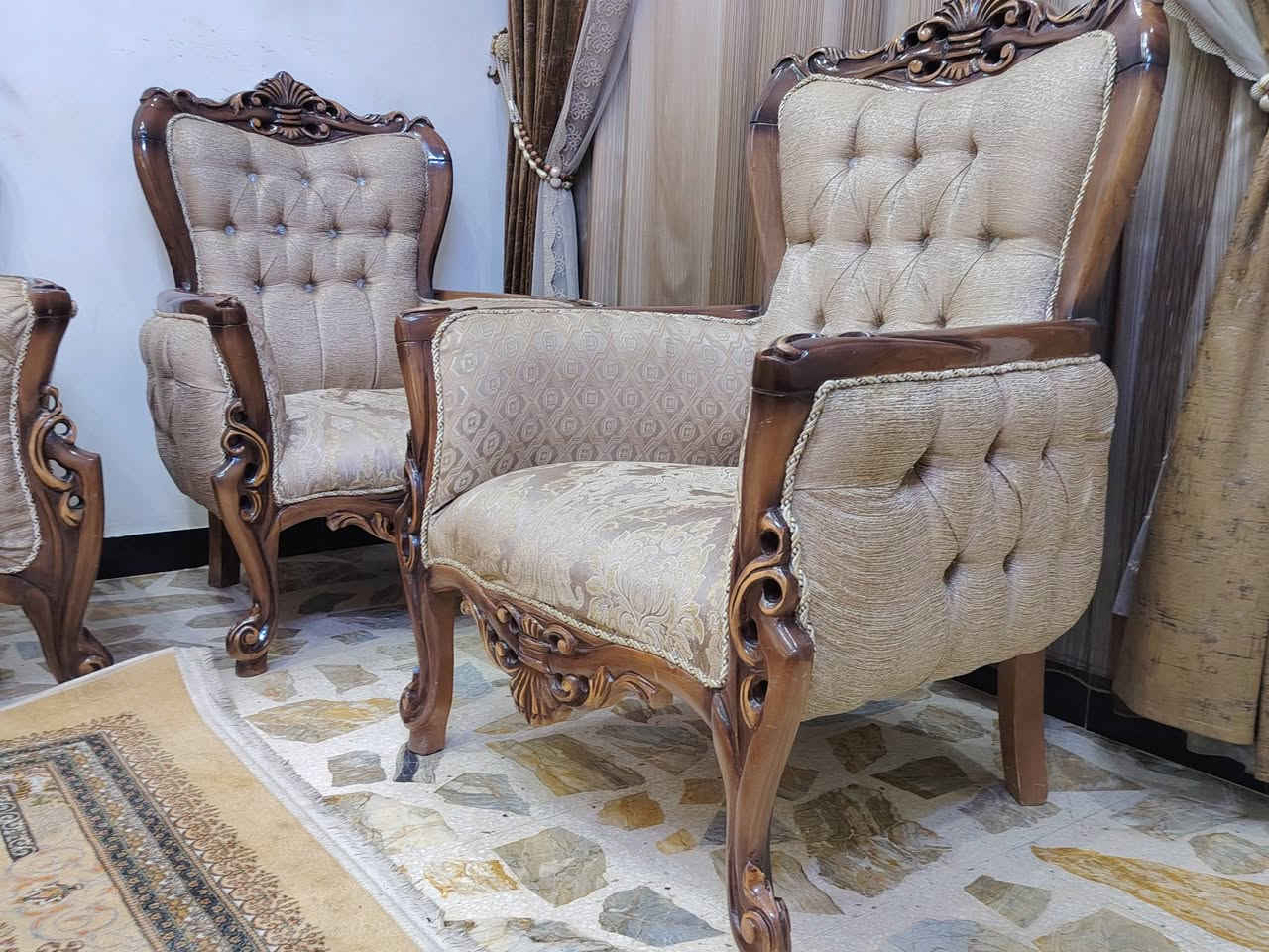 تخم زان ملكي تركي كلش نضيف 10 مقاعد العنوان بغداد مدينه الصدر للاستفسار خاص او الاتصال بالرقم ***********
