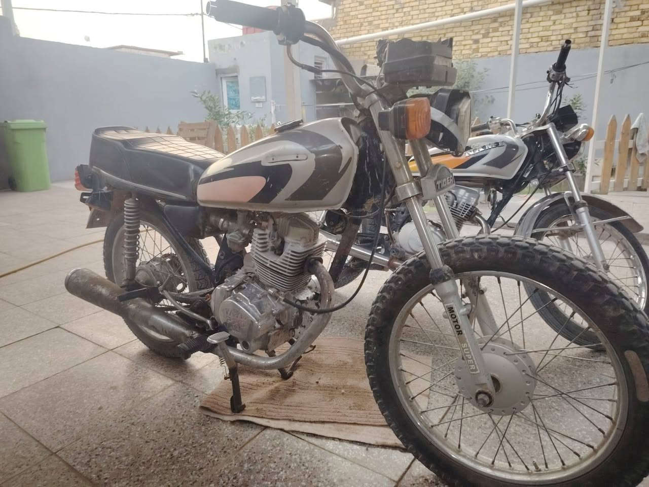 من رخصه الادمن 
سلام عليكم 
خمسه كير للبيع
نكره سلف واول هندر
موديل 20 اصوليه ارواق اصليه 
دراجه نفس ماهيه بصور وبيها شويه ترتيبات
رقم راعيها ***********
مكانه نجف قريه الغدير الاولئ

