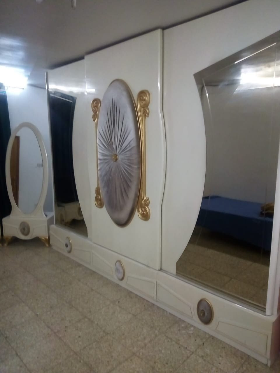 غرفه نوم تركي التاج والقاعده موجود لكن بدون صوميا وغراضها كامله مابيها اي اضرار السعر 450 الف عنوان البياع شرطه رابعه


**إذا كنت صاحب هذا الإعلان وتريد حذفه لأي سبب، رجاءا أرسل رسالة إلى الدعم الفني**