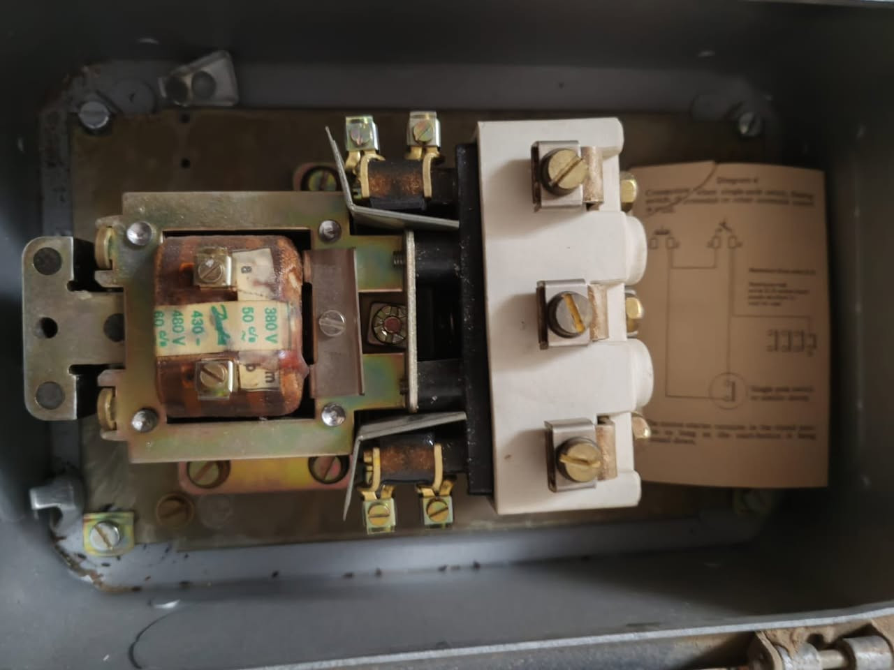 للبيع بوكسات كهرباء صناعية قديمة أصلية
🔹 بوكسات تشغيل محركات (Motor Starter)

🔹 ماركات عالمية:

 • Danfoss – Denmark 🇩🇰

 • Larsen & Toubro – India 🇮🇳

🔹 3 فاز

🔹 أمبير عالي (للمعامل والمكائن)

🔹 صناعة قديمة أصلية، حديد ثقيل + نحاس

🔹 كاملة وتصلح تشغيل أو عرض صناعي (Vintage)

📍 الموقع: بغداد

💰 السعر: قابل للتفاوض الجدي

📞 التواصل خاص / واتساب***********

⚠️ ملاحظة: مو سكراب، قطع صناعية نادر
