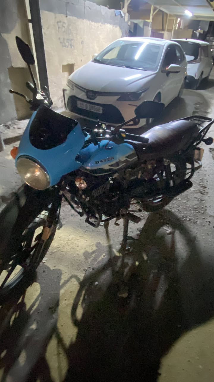 دراجة دايوان موديل 2023 لون سمائي للبيع مرقم بغداد كامل سنويه بأسمي تحويل ثاني يوم الدراجة نظيفة شرط الفحص ممبدل بيها شي اغراضها كلها بلادي بيها فقط الكفر الصفحة اليسرة كاسرينه وسارقية مكاني بغداد البياع الشرطة سعرها مليونين وربع وبيها مجال حك الجية 
*********** 
***********
