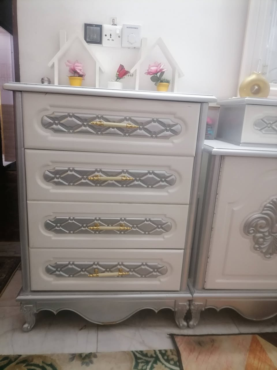 غرفة نوم للبيع
درجة أولى مستخدمة شهرين تصميم تركي صاج داخل خارج لون ابيض شذري 
السعر مليونين وربع 
تحتوي على 9 قطع 
بغداد 
***********
