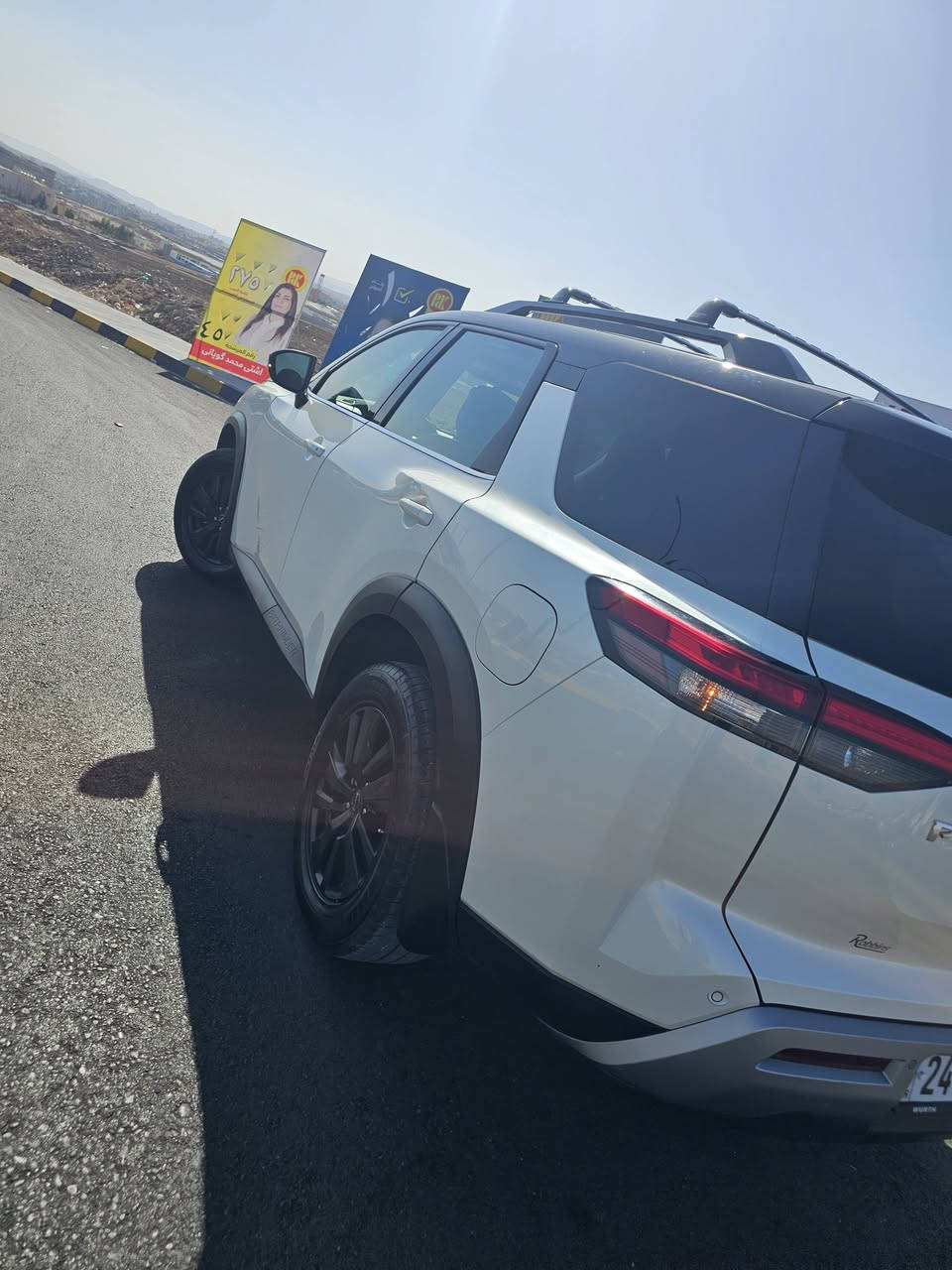 ‏Nissan Pathfinder SL✅
✅موديل  2023.     سعر  265$ مطال. 

✅محرك 6V    3500

✅اللون ابيض مميز سقف اسود بلادي 

✅عداد المسافة  65 الف مايل

✅رادار امامي (تحديد مسار)

✅رادار جانبي (نقاط عمياء)

✅رادار خلفي (تحذير من الاصطدام)

✅كاميرات 360°

✅كشنات جلد تدفئة 

✅بردات خلفية

✅شاشة كبيرة لمس+كاميرا

🔴 بدون دواخل بدون شاصي كما في الصور رقم ساصي قطعه وحده صبغ فقط جملغ جهت سايق  
مكان سياره دهوك  رقم هاتف ***********
