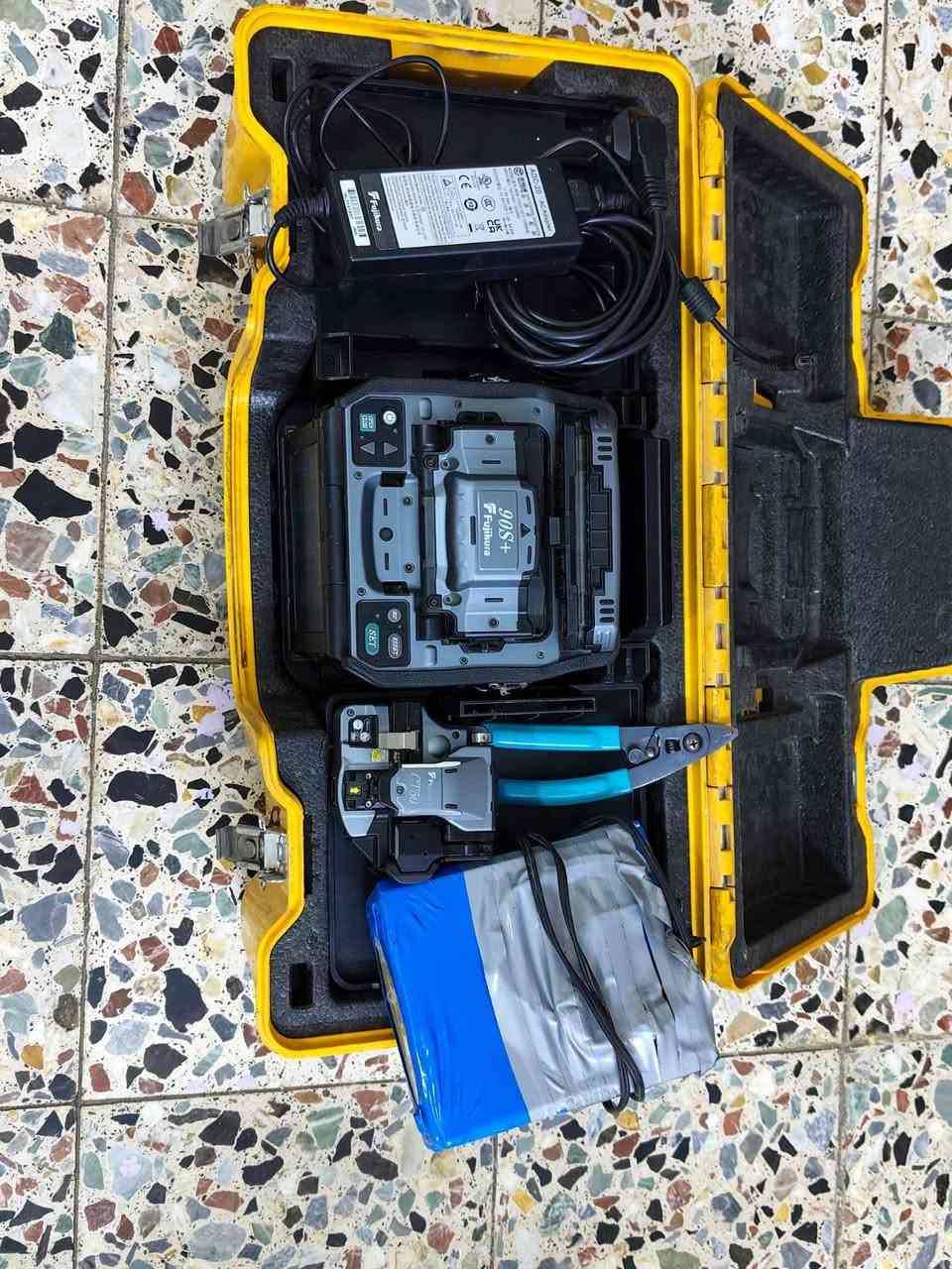 ماكنة لحام كيبل ضوئي فوجيكورا (+Fujikura (90S
مع
ملحقاته قاطعة CT50, قاشطه. مع  باور بانك ليثيوم  20 امبير السعر على الخاص
***********
