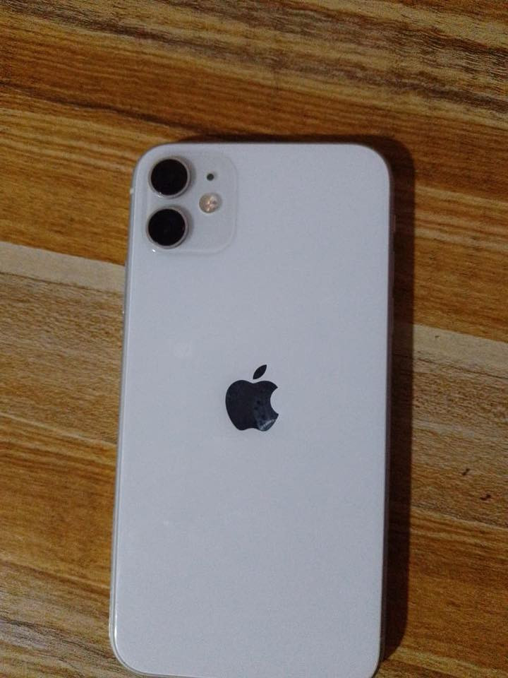 ايفون 11 عادي للبيع الجهاز نضافه 100/99 الجهاز نضيف حيل فقط بي فطره خفيفه ما مأثره عل شاشه نهائياً وما تعلك شاشه بلاديه ومامفتوح جهاز بطاريه 94 بلادي +سماعه الاماميه ناصيه بالتصالات السعر 230وبي مجال لتواصل رقم واتساب ***********
