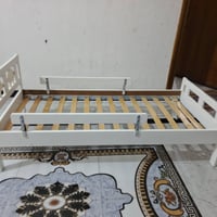 للبيع سرير أطفال خشبي متين بلون أبيض وتصميم أنيق ومميز. السرير بحالة م...