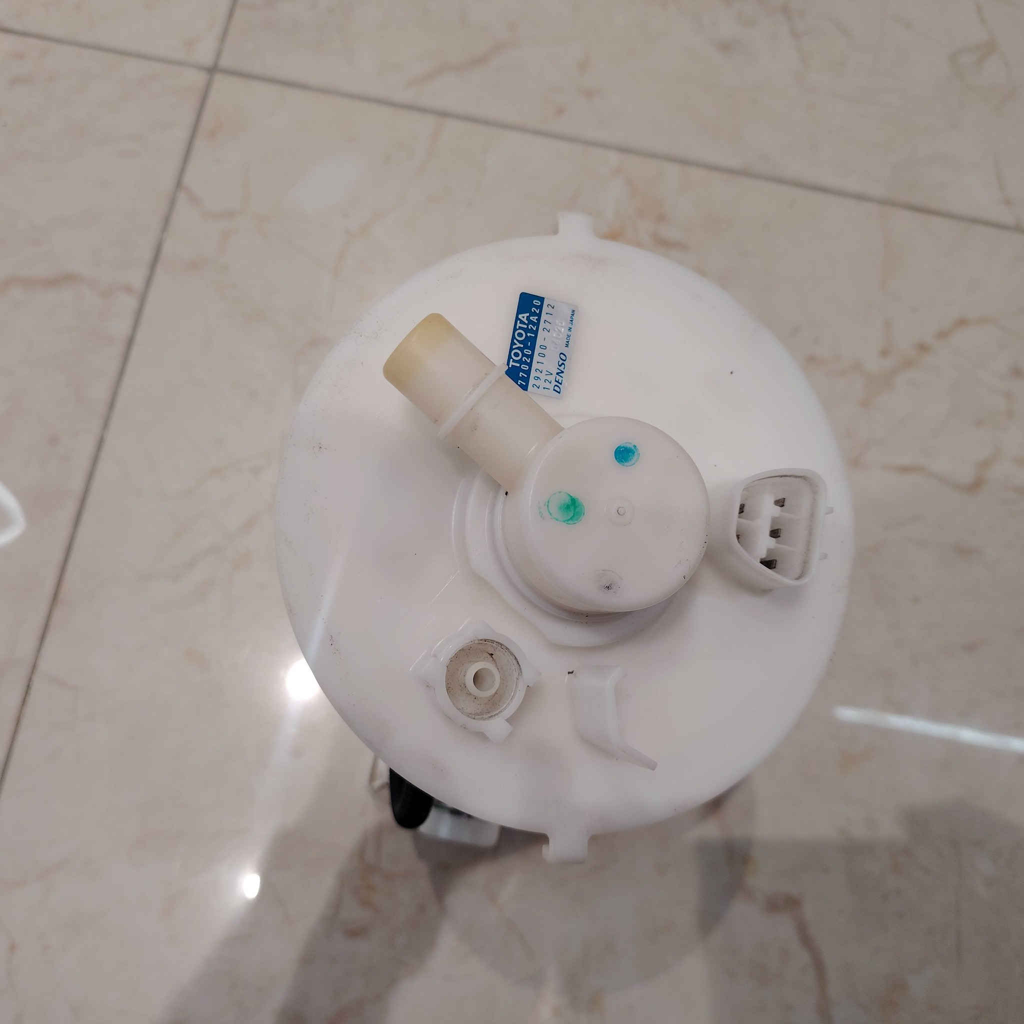 عبوة كامله تفصيخ امريكي
كورلا 2020 ل ي
ماخذها ١٥٠ الله يشهد
رايدها ١٠٠ الف قفل
بعت سيارة وبقت هيه
***********
