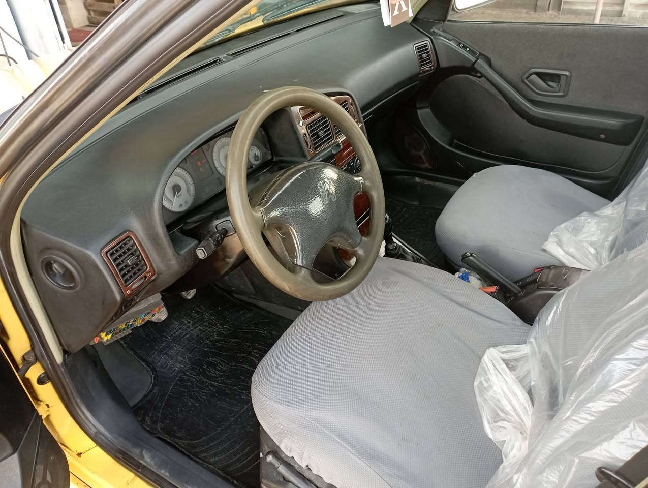 السلام عليكم بيجو بارص موديل 15رقم انكليزي دولي السياره مكفوله من الضربه والصبغ  سنتر لوك السياره خير من الله كلش نضيفه بس بيهه تبخير قليل السعر 42وبي مجال رقم الهاتف واتساب ***********
