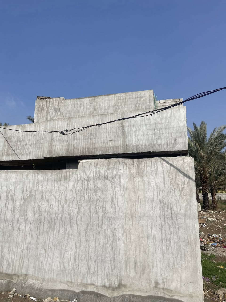 سلام عليكم الدار للبيع المساحه ٢٠٠ متر البيت قاطين وشوارعه كله تبليط الاستفسار ***********
