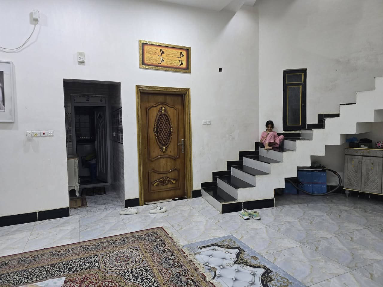 ياللة بيت بحي الزهور قرب جامعة الكنوز المساحة ٢٥٠
البناء درجة اولى طابقين ونص مطبخ حار ومطبخ بارد واستقبال جوا 
الطابق الثاني 3 غرف نوم وصحيات 
والطابق الثالث شقة كاملة ***********

