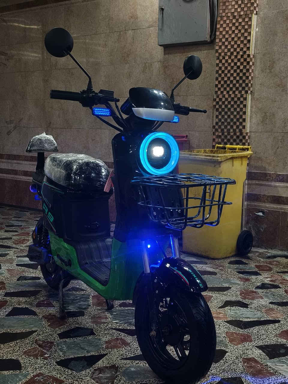 دراجه شحن 🔋⚡R9 2026
مواصفات معروفه المعرف لا يعرف 
وصلها موجود 
شرط شخط مابيها 
بطاريات نضيفات 
سعرها 400وبيها مجال 
رقم الهاتف تواصل واتساب ***********
