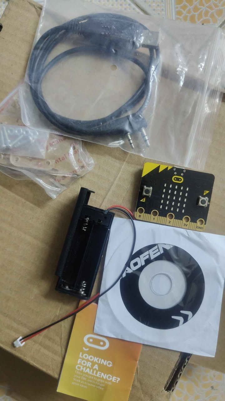 هذه لوحة تطوير BBC micro:bit، وهي حاسوب صغير قابل للبرمجة مصمم للتعليم.المكونات: تحتوي اللوحة على مصفوفة 5x5 من مصابيح LED، وأزرار قابلة للبرمجة، ومستشعر حركة (مقياس تسارع)، وبوصلة، وتقنية Bluetooth.الاستخدام: تُستخدم لإنشاء مشاريع إلكترونية وروبوتات متنوعة.المواصفات: تعمل بمعالج ARM Cortex-M0 وذاكرة فلاش بسعة 256 كيلو بايت. الرمادي, الأنبار


**إذا كنت صاحب هذا الإعلان وتريد حذفه لأي سبب، رجاءا أرسل رسالة إلى الدعم الفني**