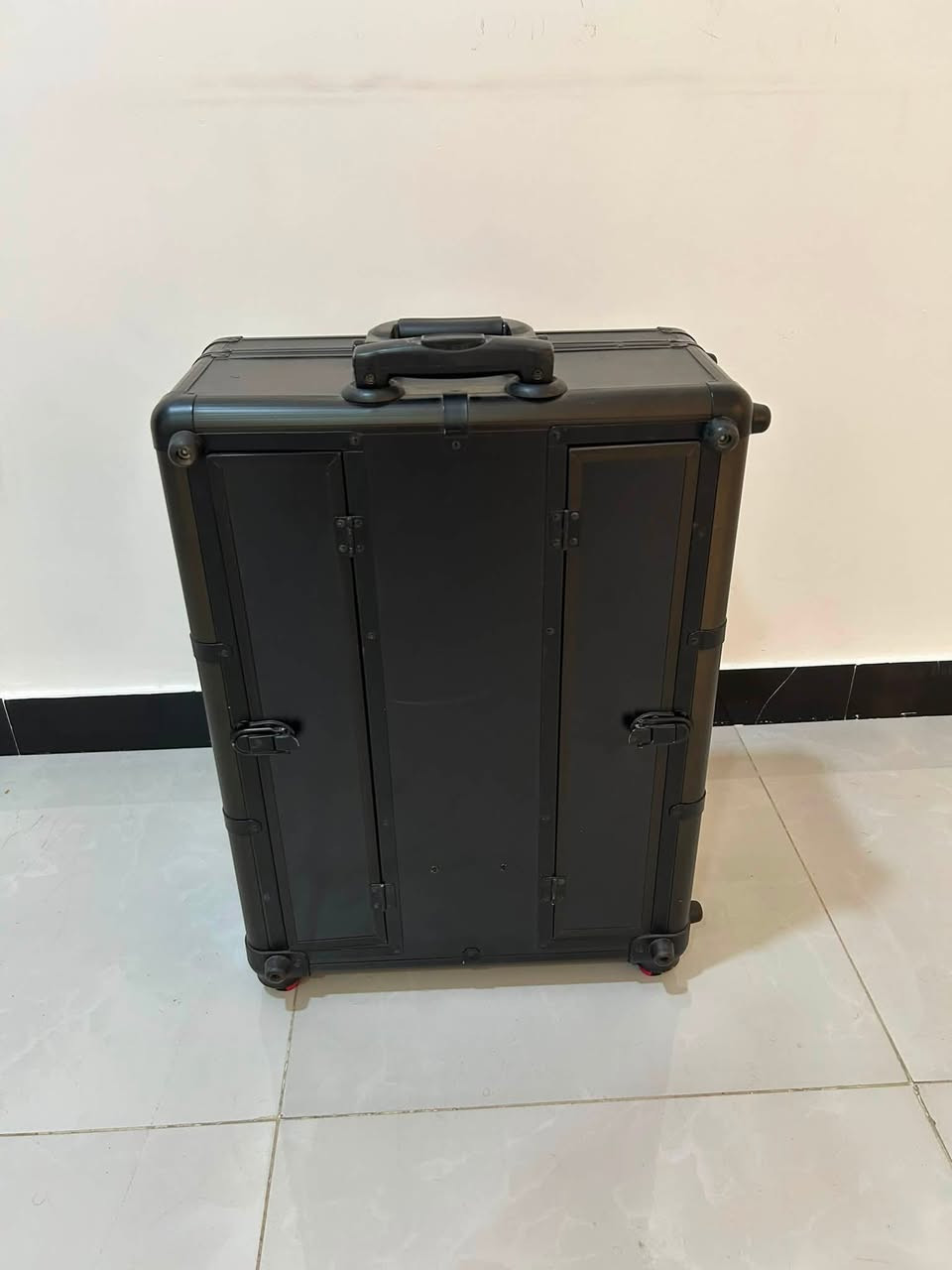 حقيبة مكياج متنقلة - حجم حقيبة سفر - نظام صوتي ممتاز - بلوتوث - يو اس بي - لا تحتوي على عجلات ١٥٠ الف نهايتها وتساب ***********
