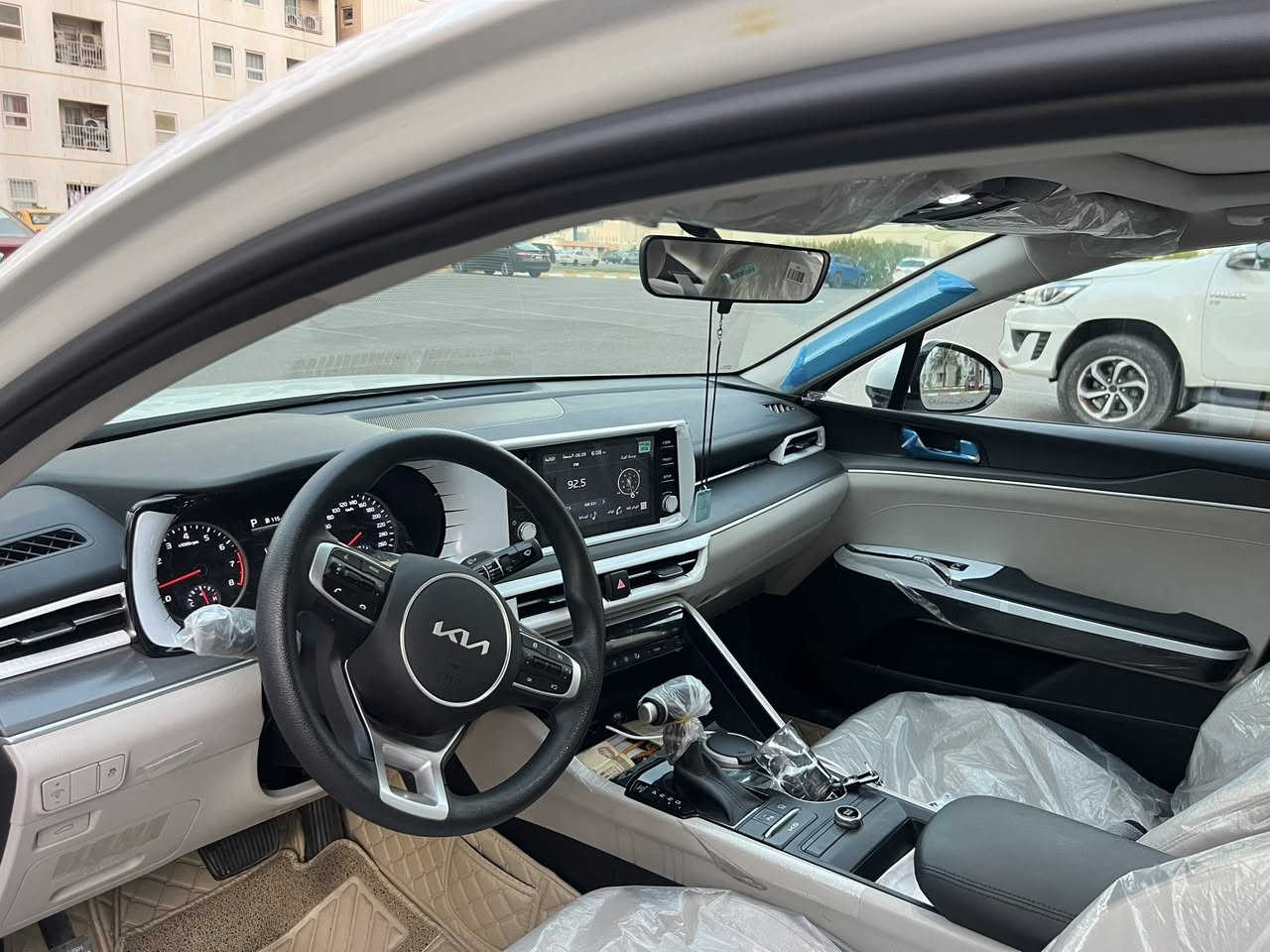 ⸻

🚗 للبيع: KIA K5 موديل 2023 – الوكالة الدولية – مكفولة

سيارة نظيفة جداً، استعمال شخصي، مكفولة من الضربة، وكلشي بيها أصلي.

المواصفات:
 • 📅 الموديل: 2023
 • 🏁 المسافة: 57,000 كم
 • 🏢 الوكالة: الدولية
 • ⚙️ المحرك: 2000 سي سي (دوش)
 • 🔒 مكفولة من الضربة
 • 🎮 تشغيل عن بُعد (Remote Start)
 • 🌙 فتحة سقف بانوراما
 • 🖥️ شاشة كبيرة
 • 📷 كاميرا خلفية
 • 🔑 بصمة تشغيل
 • ❄️ تكييف قوي
 • 🛡️ أنظمة أمان (ABS – Airbags – Traction)

📍 الموقع: بسماية أو زيونة
📞 الهاتف: ***********

💰 السعر: 221 ورقة –
