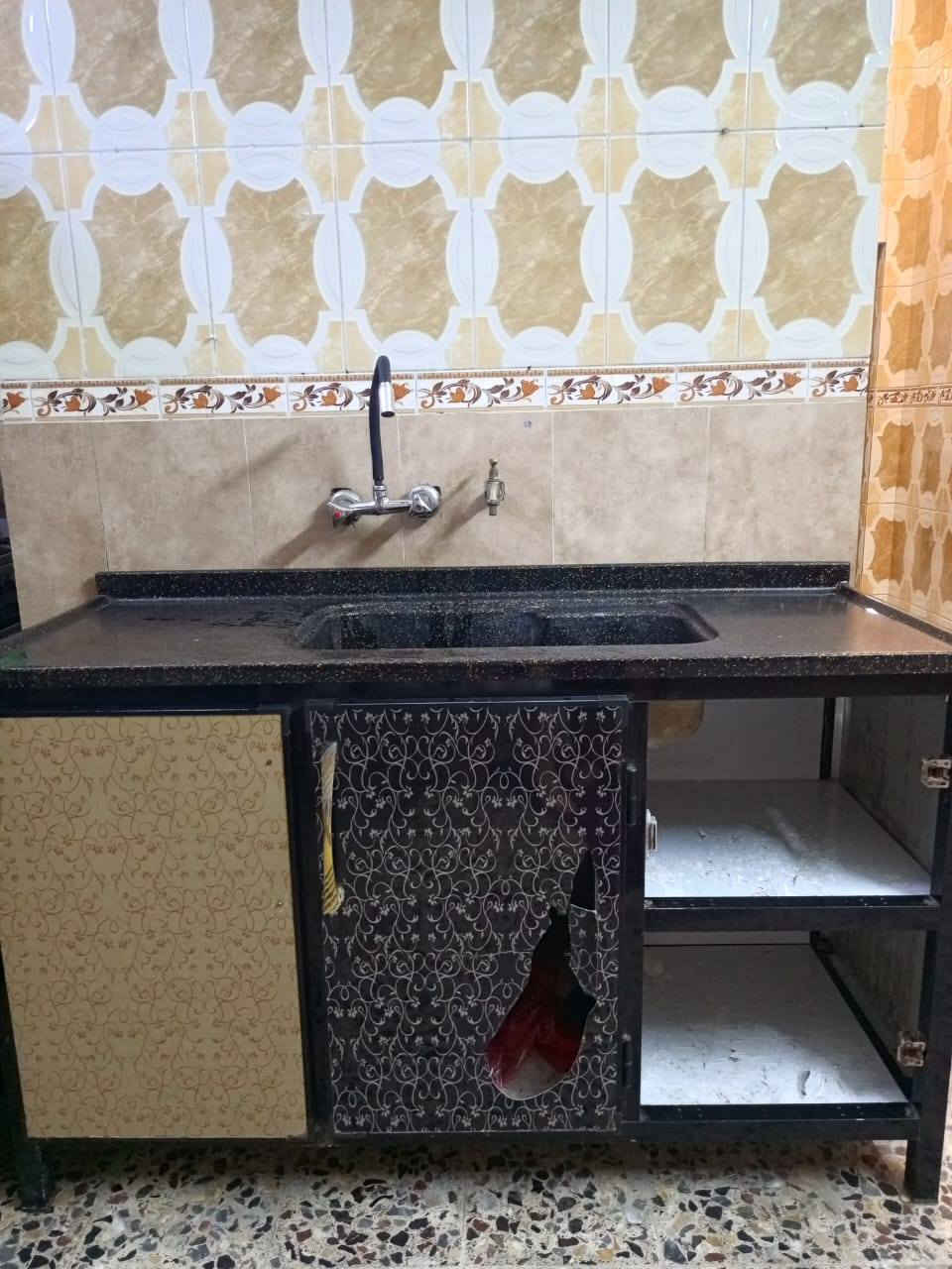 سلام عليكم عندي كاونتر البيع الكاونتر الطول 2 مترين والسنك1/50 متره ونص السعر 300 وبي مجال  الرقم ***********
