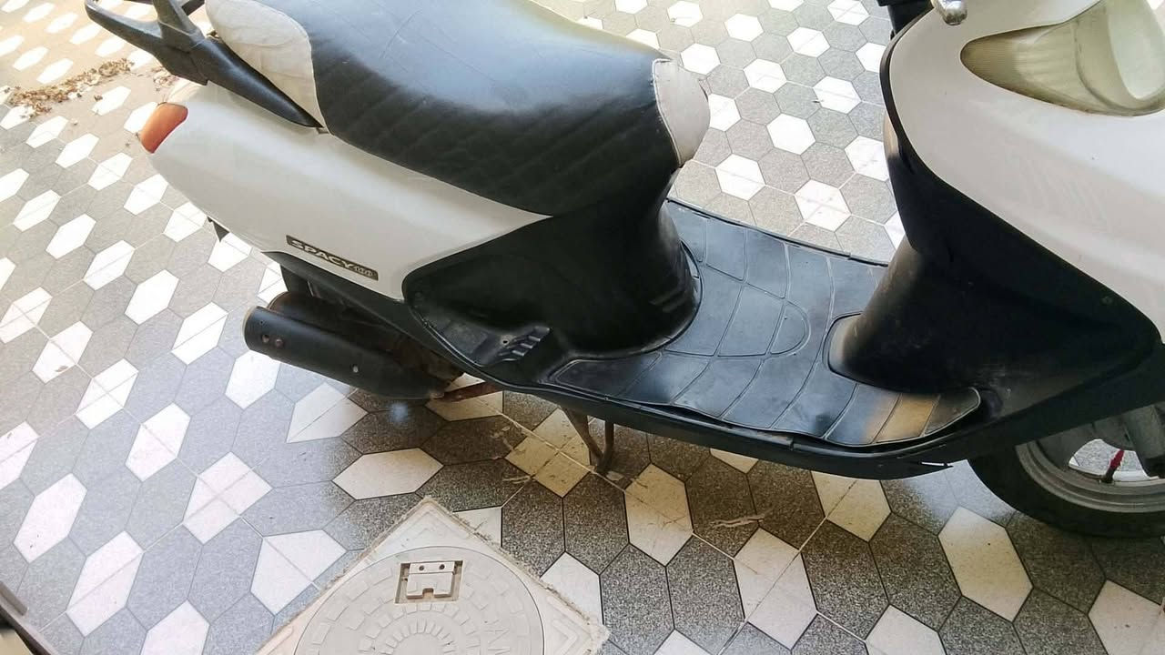 سبيسي ماليزي دراجه حلوه ونضيفه كلش  تشلع الكاع شلع مجفته مره اصير وياكم صريح ابري ذمتي امام الله  
سعره ٥٠٠ وبيها مجال قليل للشراي
رقمي ***********
متواجد عالفيس٢٤ ساعه
